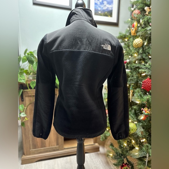 The North Face Women’s Denali jacket. Size small. - Picture 4 of 5